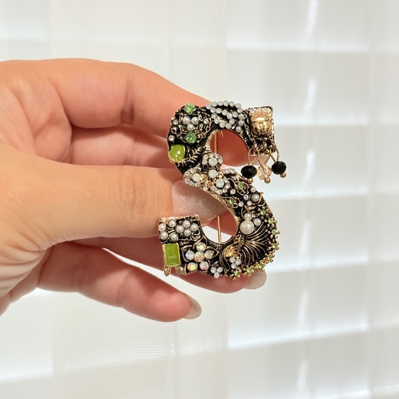 ⚜️ Elegant Gold and Black Brooch with Crystal Accents - Picture 4 of 6